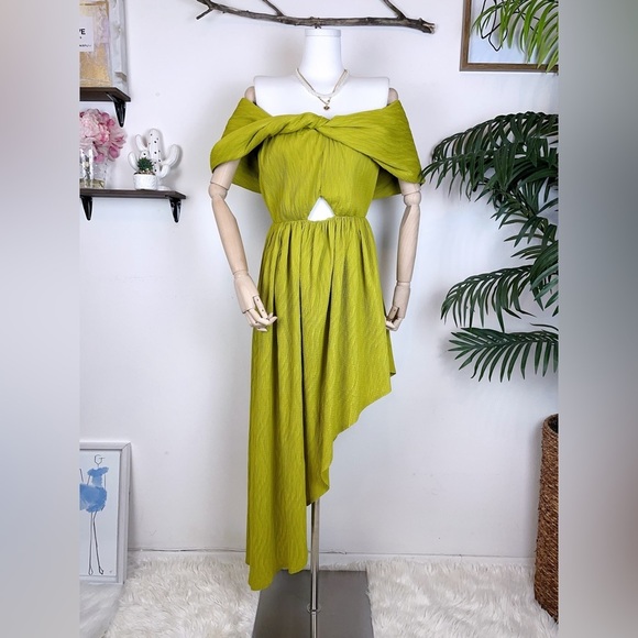 Sovere According Off Shoulder Midi Dress Fern